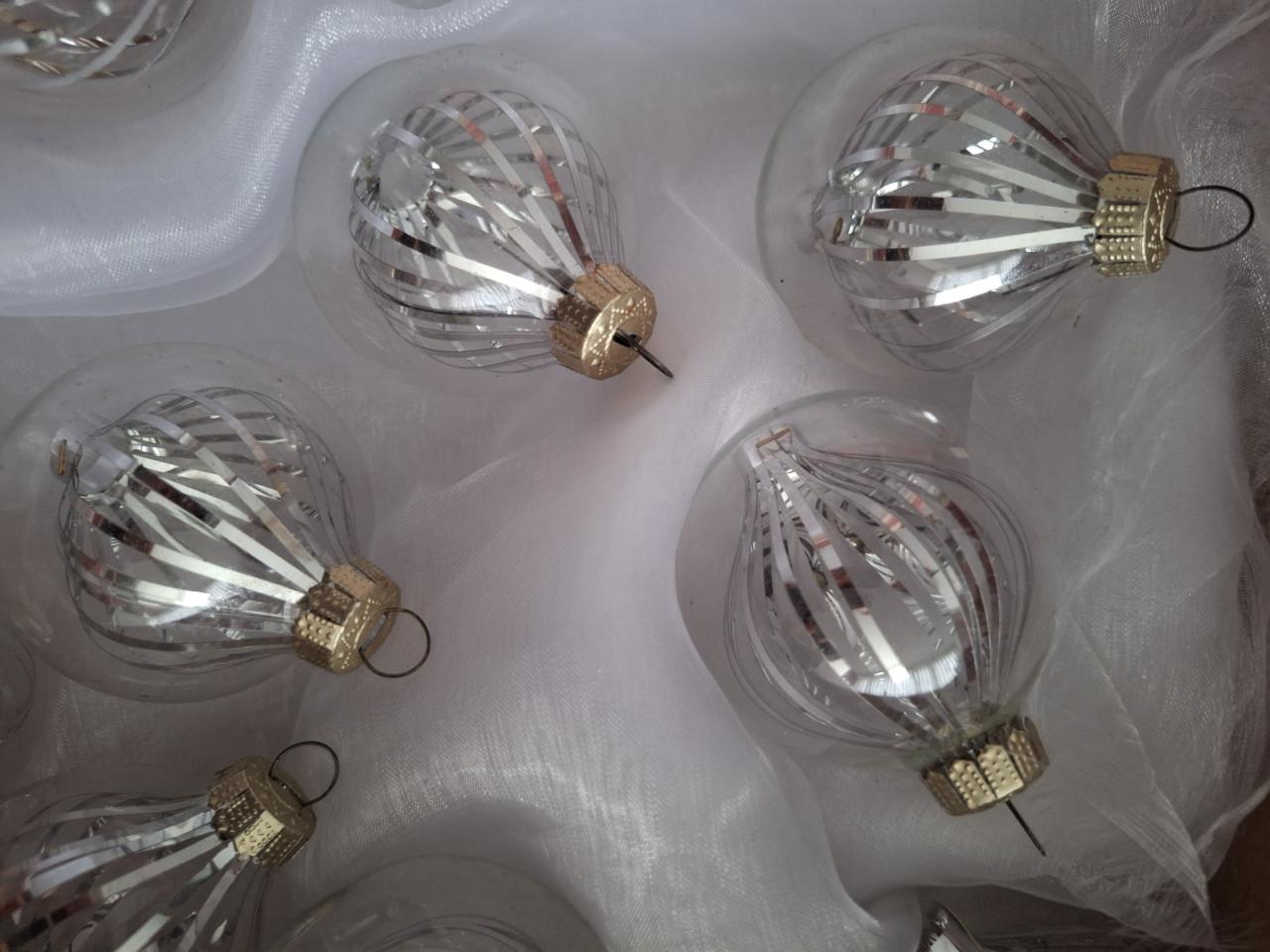 Glazen kerstballen met piek.  12,00