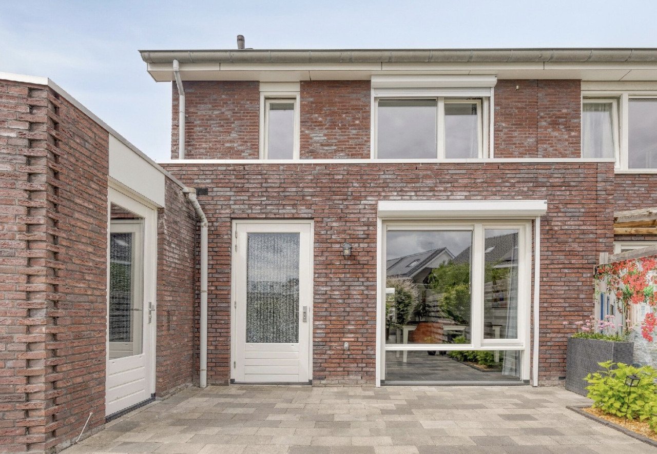 Instapklare twee onder een kap woning met garage in de Goese wijk Mannee