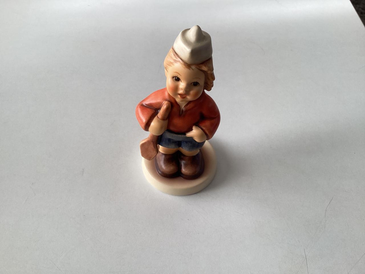 7 Hummeltjes. Allemaal gaaf.  Hoogte: +/- 9 cm.