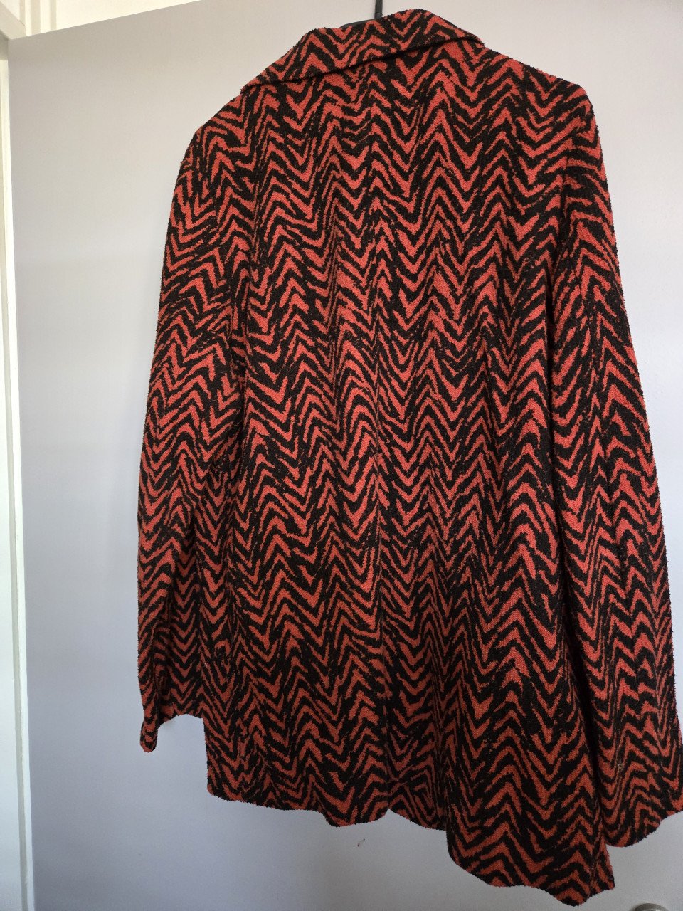 Vest rood/zwart met lange mouwen. 2 zakken, dikke, zware stof