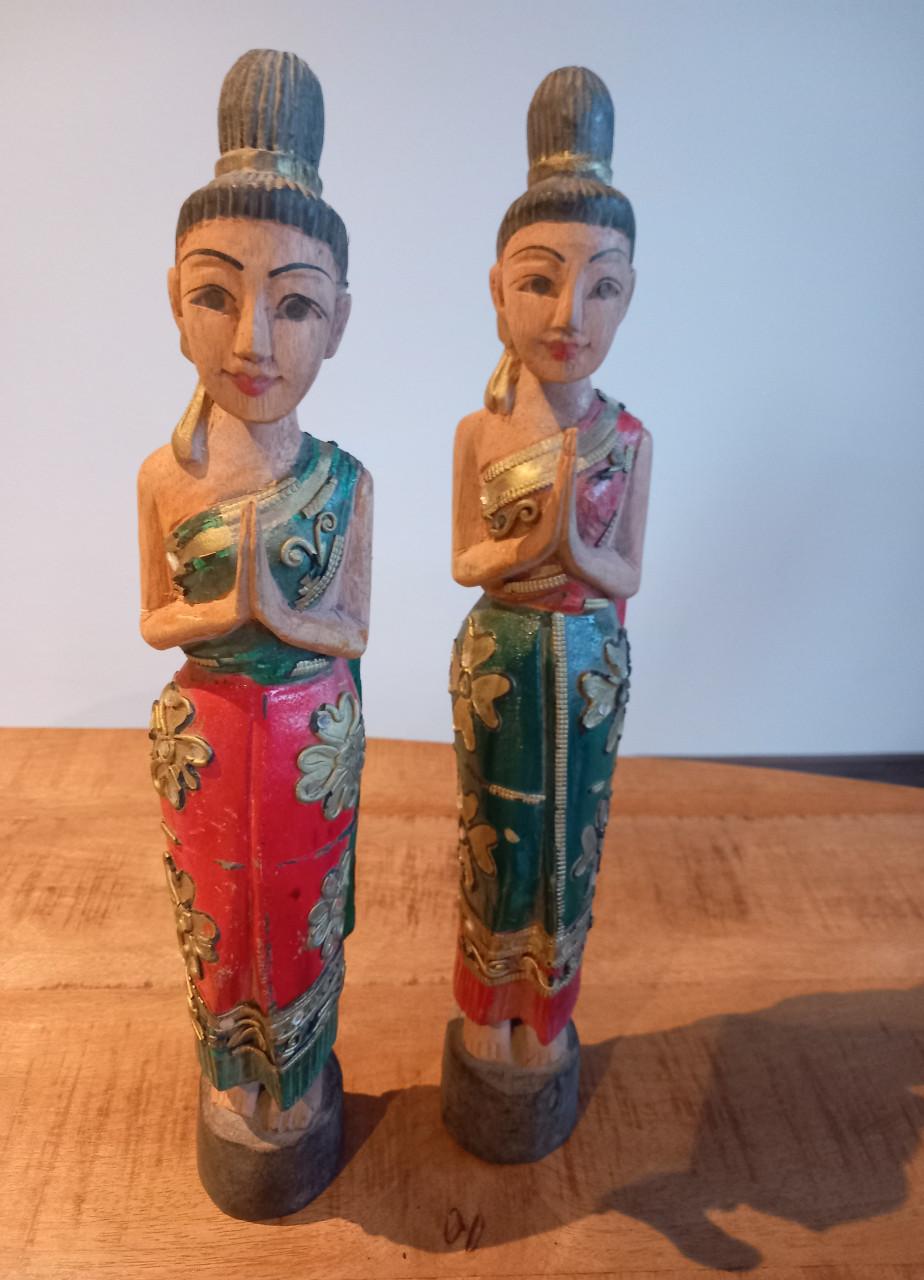 2 hout gesneden beeldjes