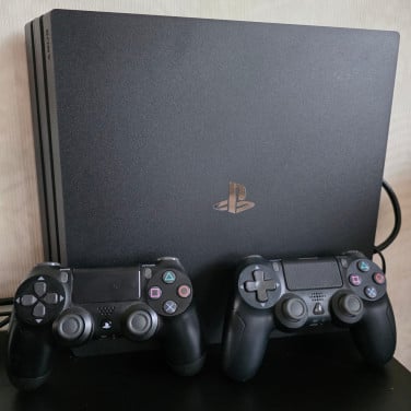 Playstation 4 Pro 1TB incl 2 controllers en kabels