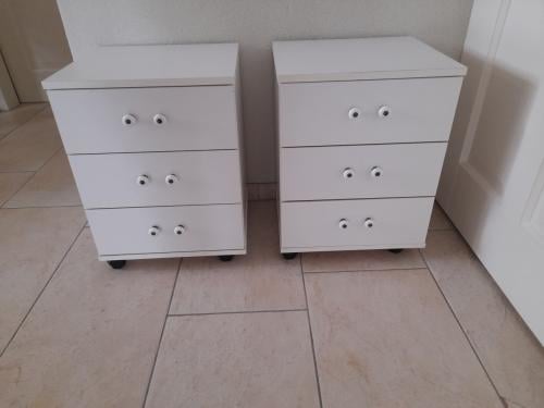 2 x nachtkastje 38,5 x 35 x 51,5H (in goede staat )