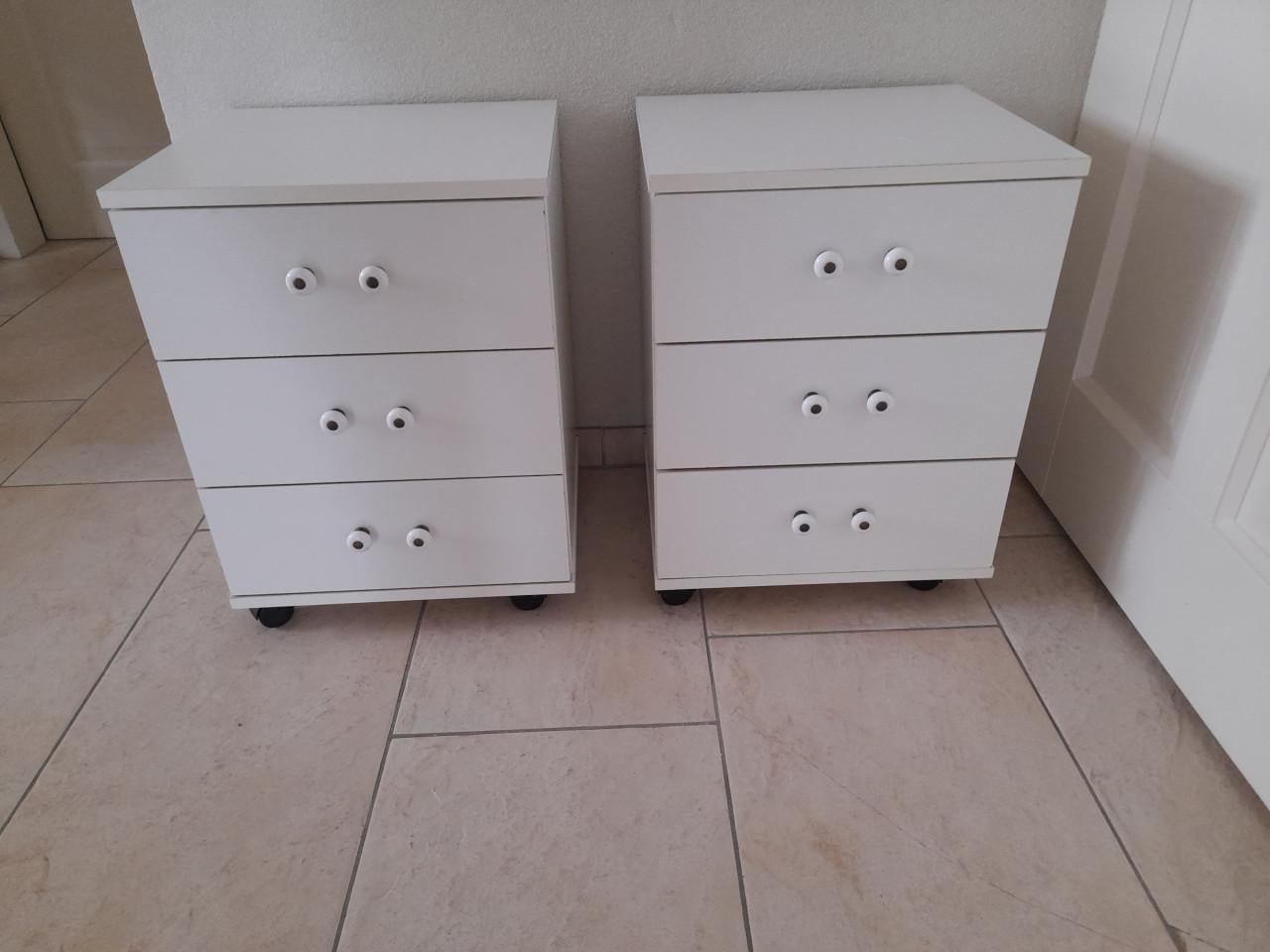 2 x nachtkastje 38,5 x 35 x 51,5H (in goede staat )