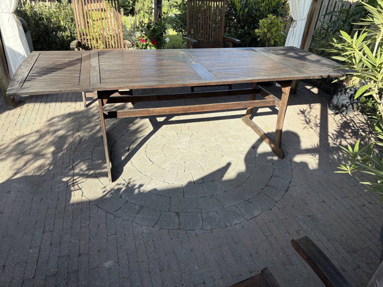 Tuintafel + 4 stoelen met kussens