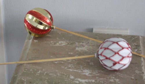 Set van 2 kunstof kerstbal stekers