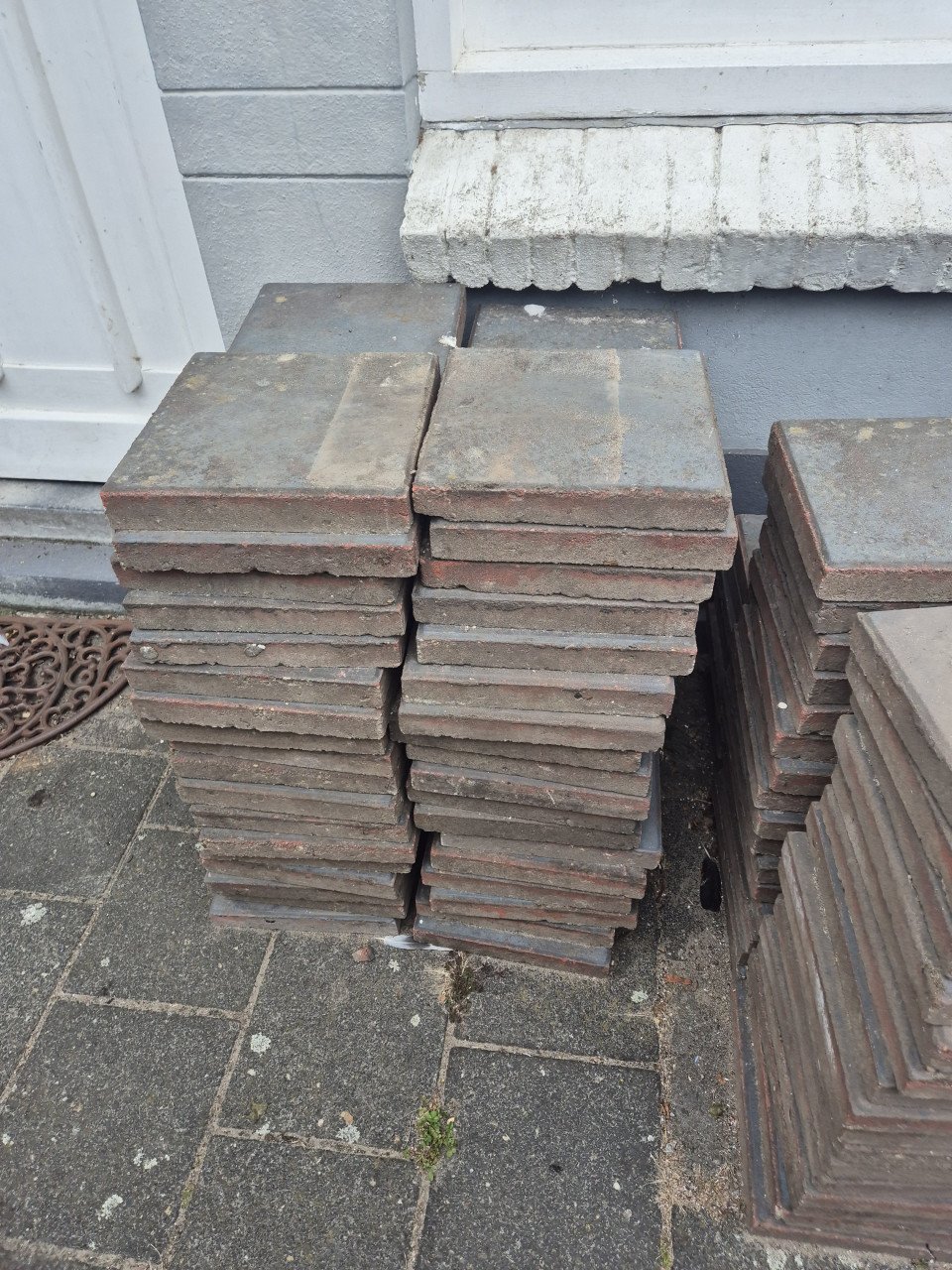 Stoeptegels antraciet gratis op te halen (140 hele+10 halve)