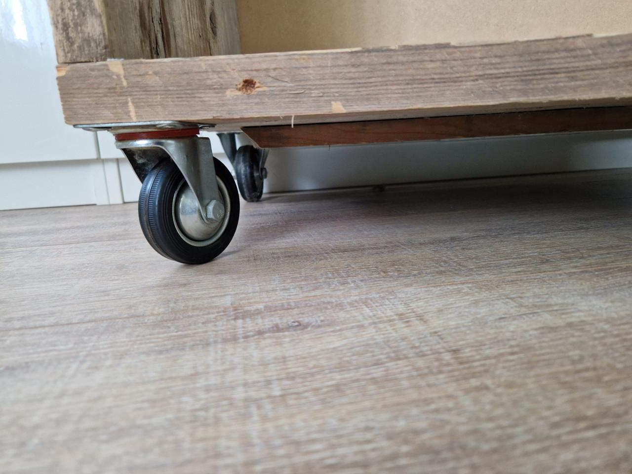 Kastje op wieltjes steigerhout