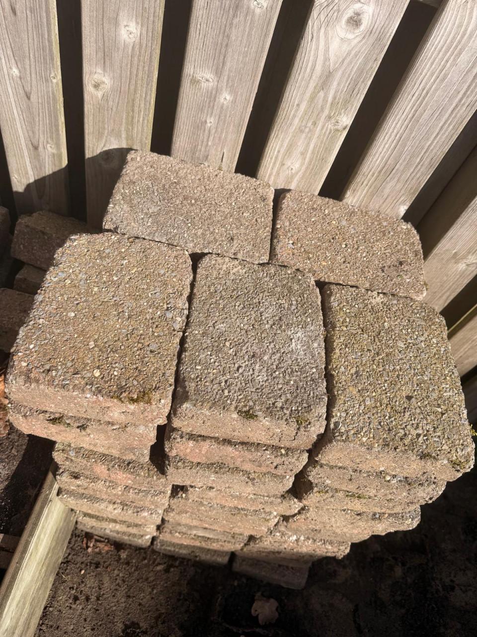 GRATIS af te halen: betonklinkers 20 x 15