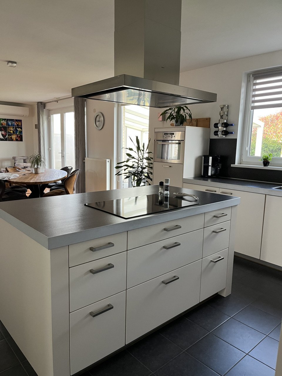 Keuken inclusief barkrukken en inbouwapparatuur