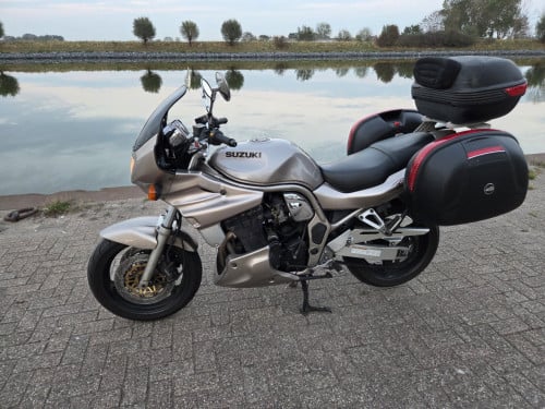 Suzuki bandit 1200 volle kuip en kofferset (weinig km's)