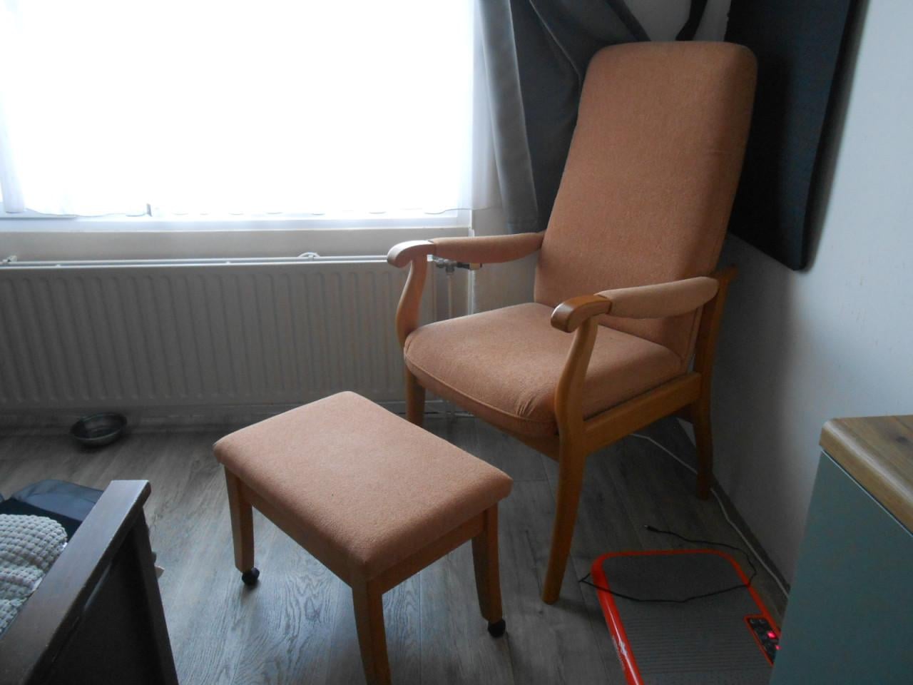 Fauteuil, grote stoel met voetenbank op wielen. Herenstoel