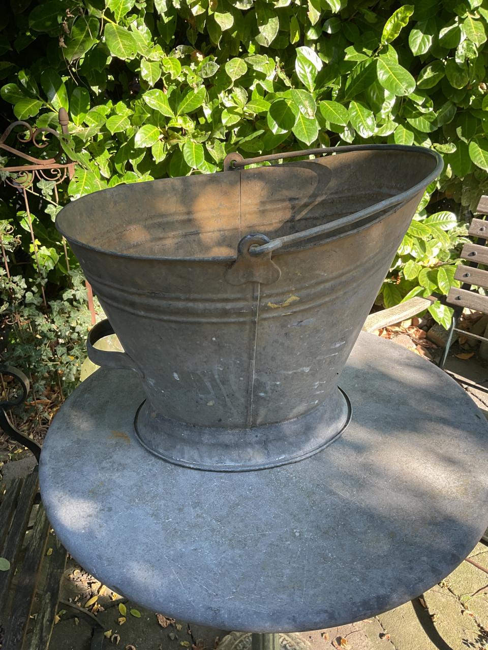 Oude zinken emmer