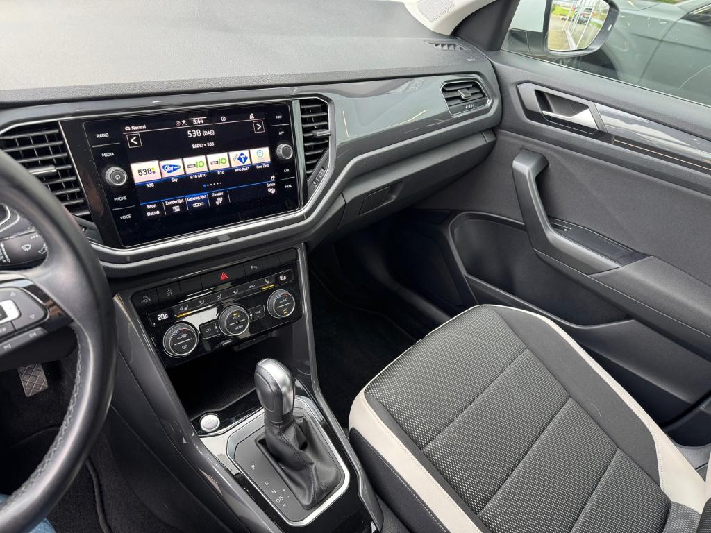 Volkswagen T-roc 1.5 tsi sport automaat ,trekhaak , apple-carplay ,