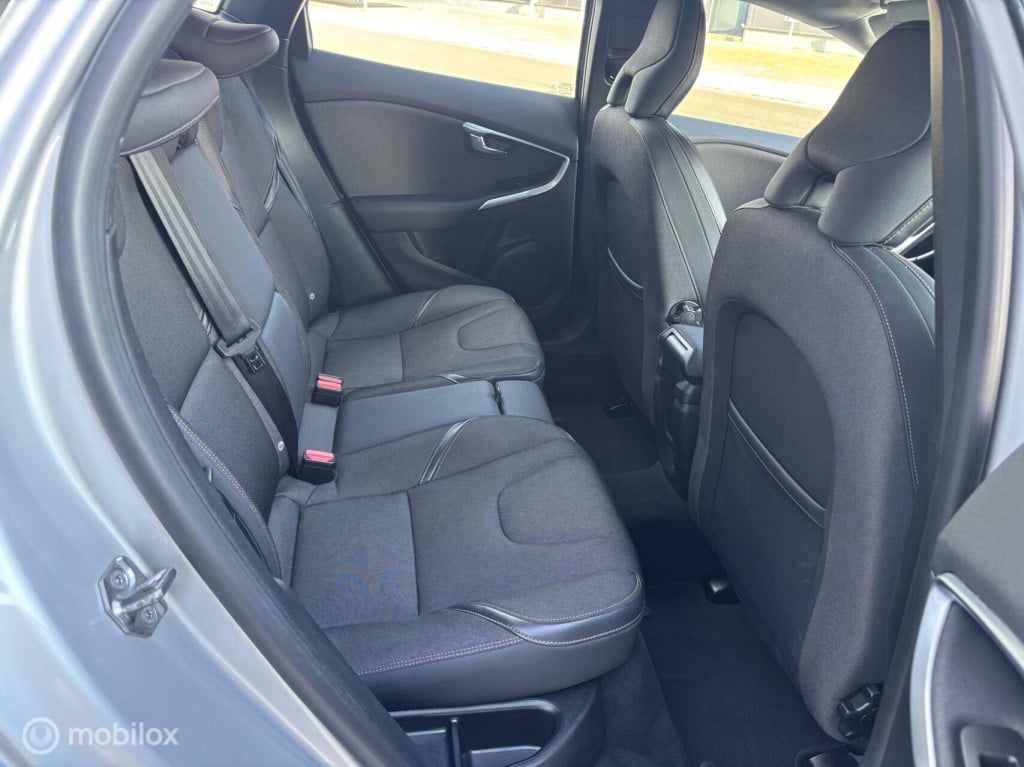 Volvo V40 cross country 2.0 t3 momentum