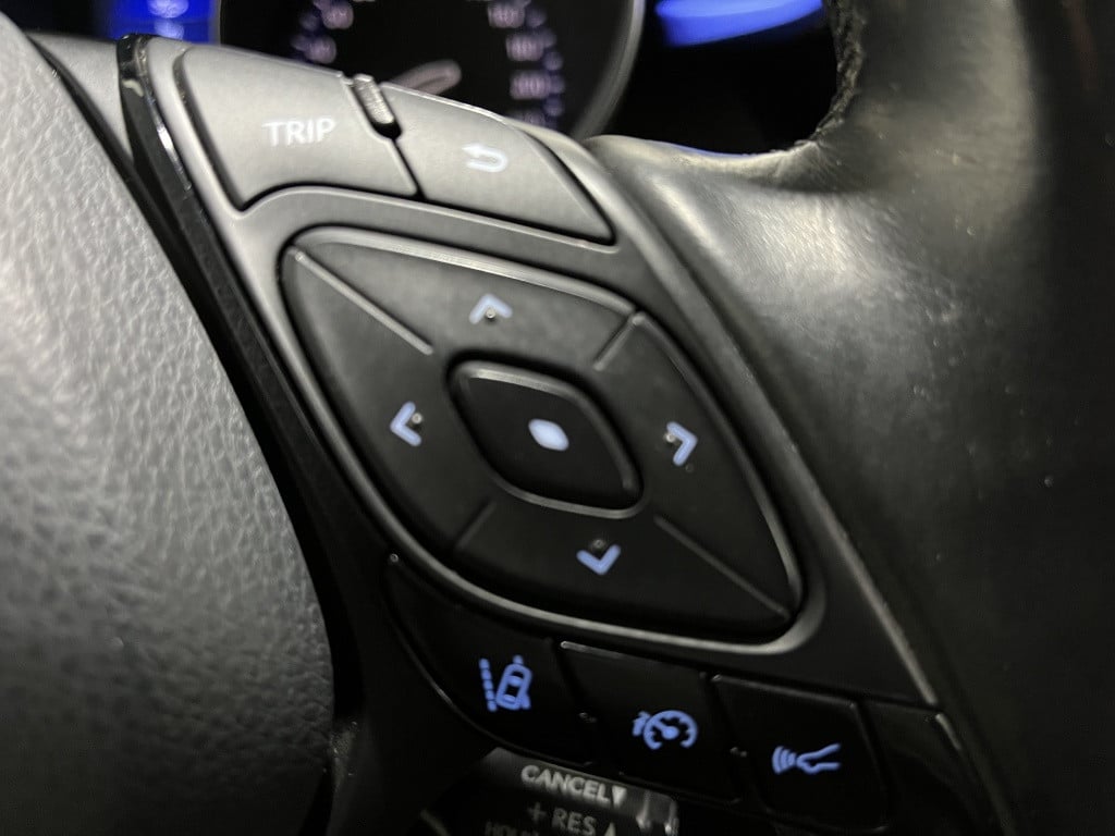 Toyota C-hr 1.8 hybrid bi-tone plus | leer | camera | trekhaak |