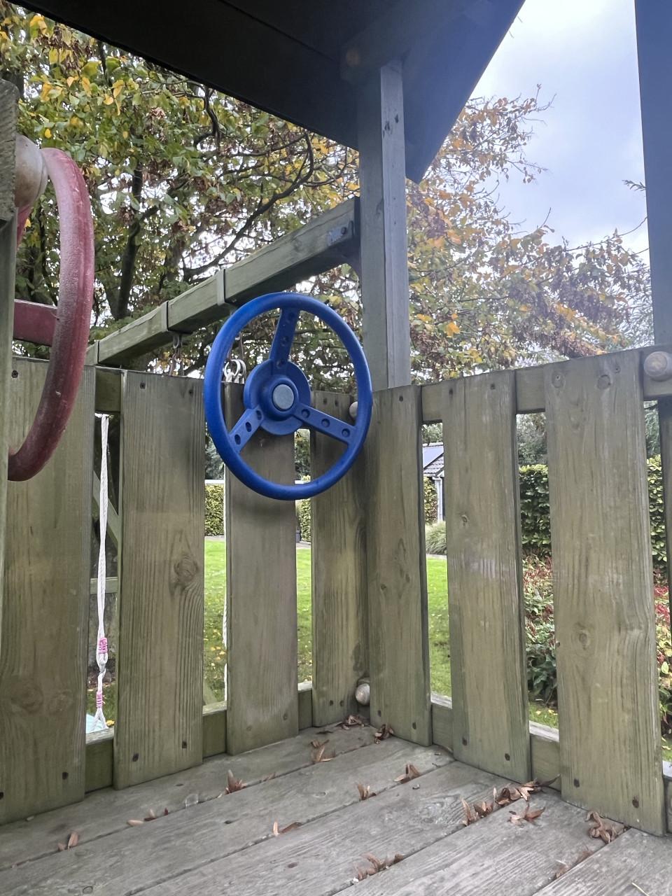 Speeltoestel met schommels,  glijbaan, enz.