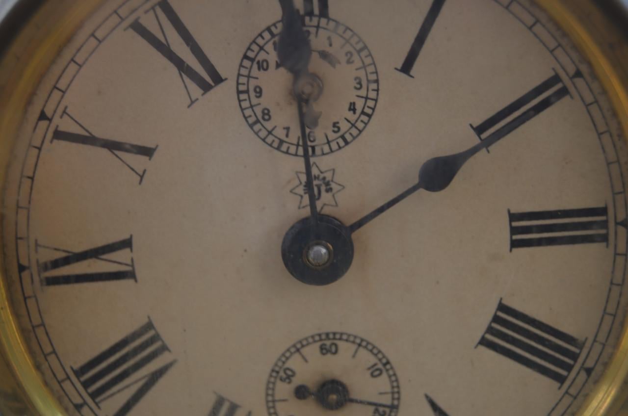 Antiek klokje / wekkertje heeft wel werk nodig.