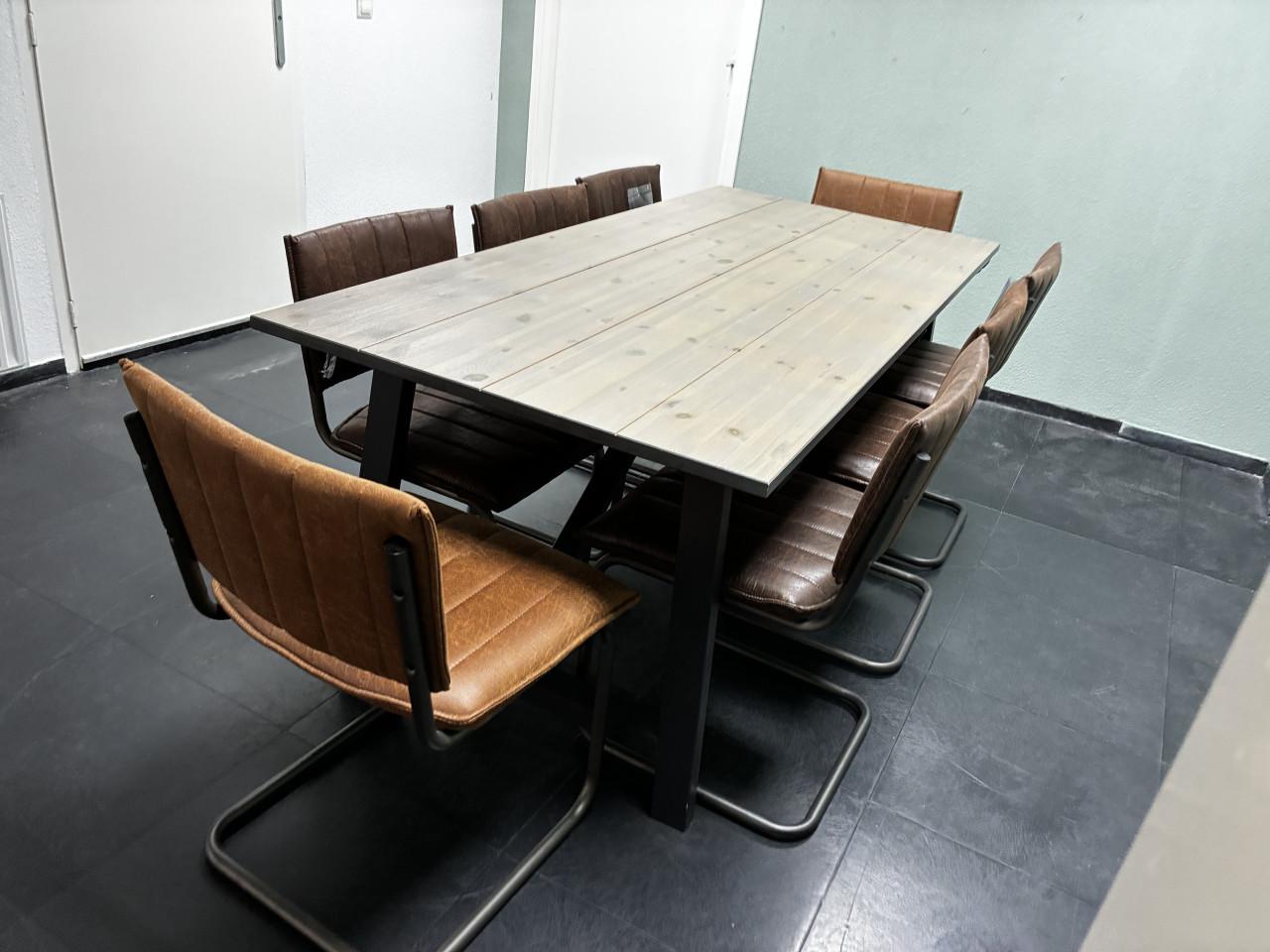 Nieuwe tafel met 8 stoelen 90x200