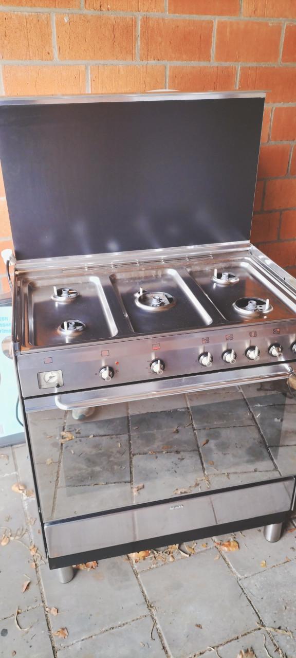 SMeg fornuis/oven €200,- voor degene die 'm 29 of 30 mei komt ophalen!