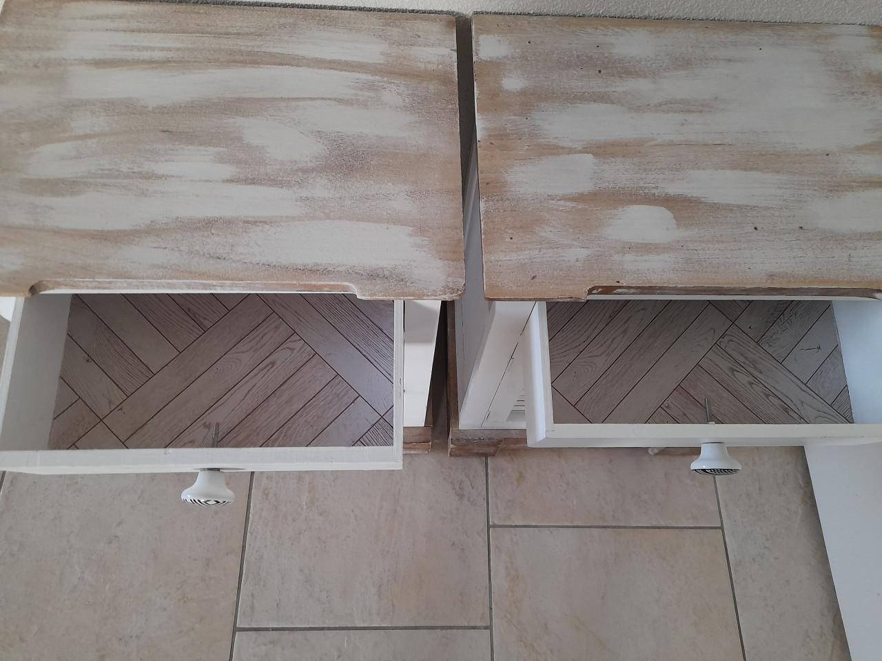 2 nachtkastjes (in goede nette staat) 28 x 38 x 52H