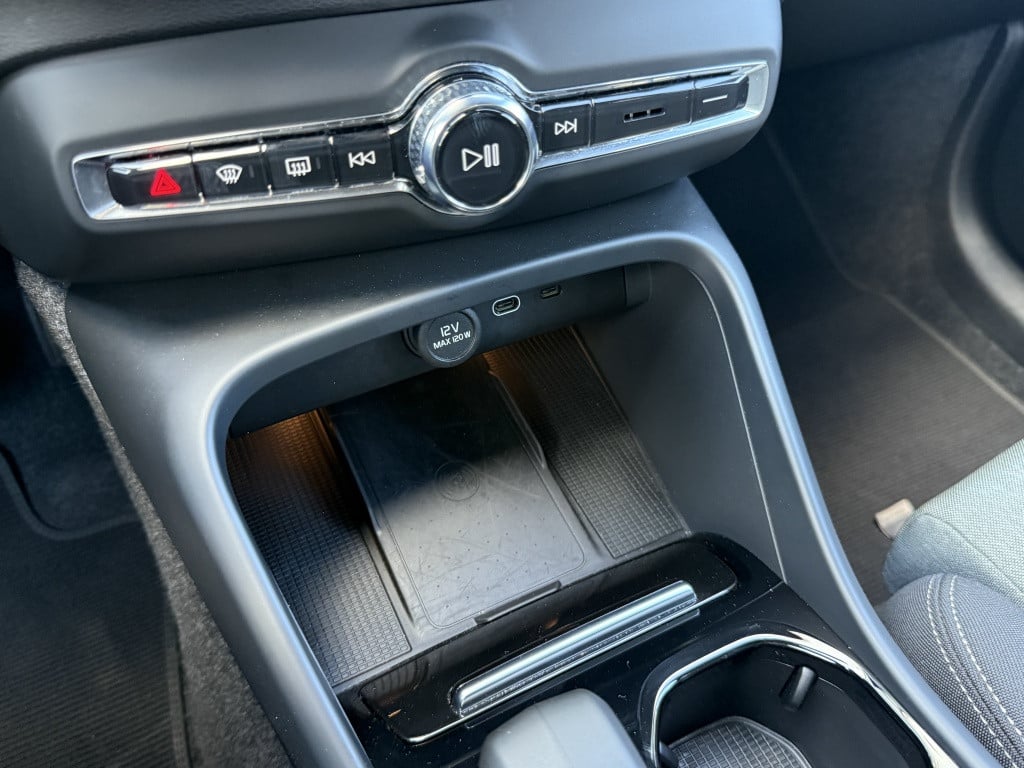 Volvo XC40 b4 197pk plus dark |adap.cruise| trekhaak | camera| elektrische