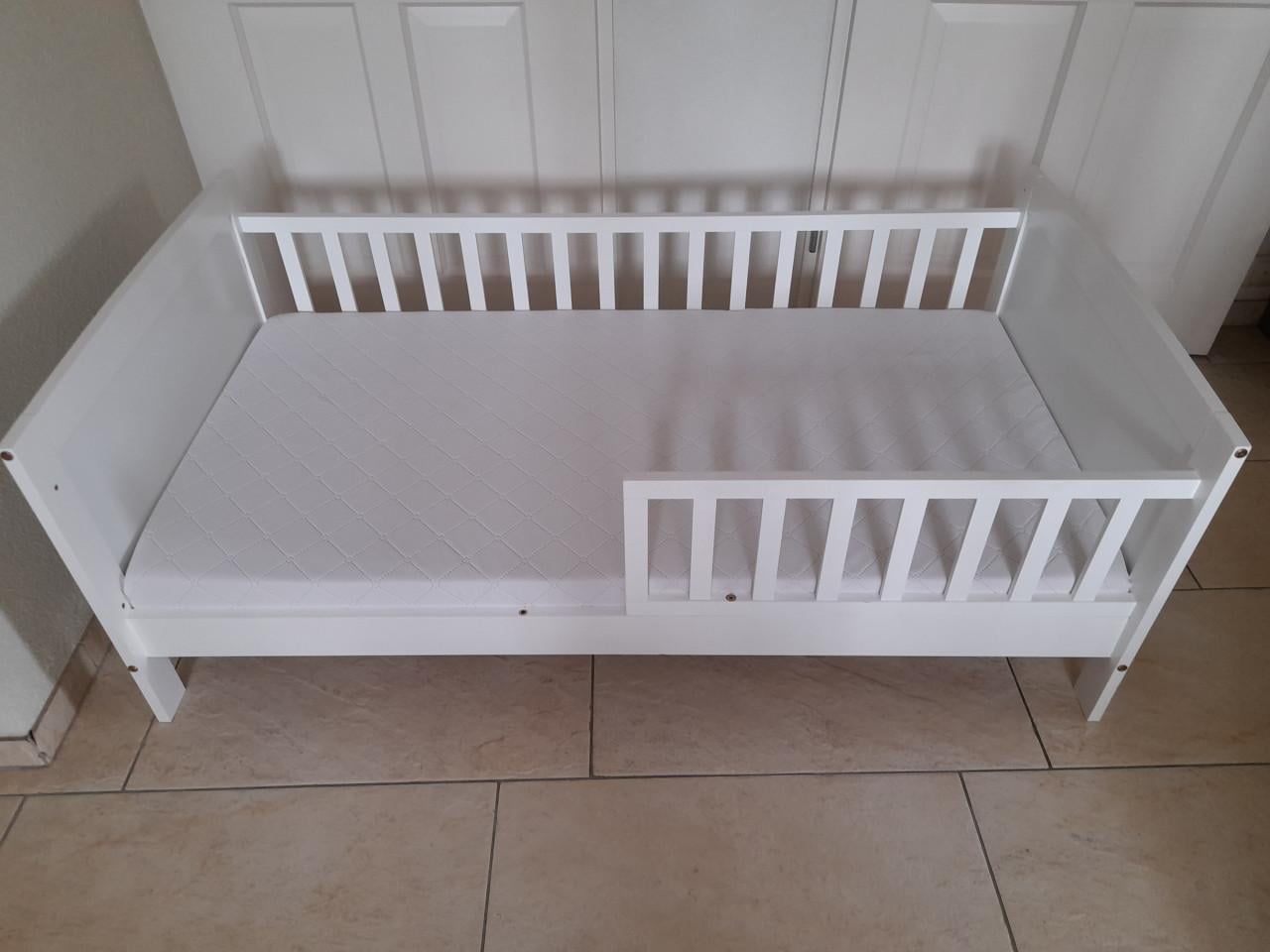 Peuterbed + matras (in goede nette staat)