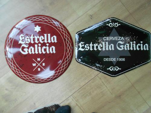 Twee emaille reclameborden estrella galicia bier reclame bord plaat schild