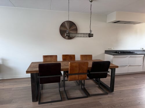 Hele mooie mango houten eettafel en buffalo leder stoelen