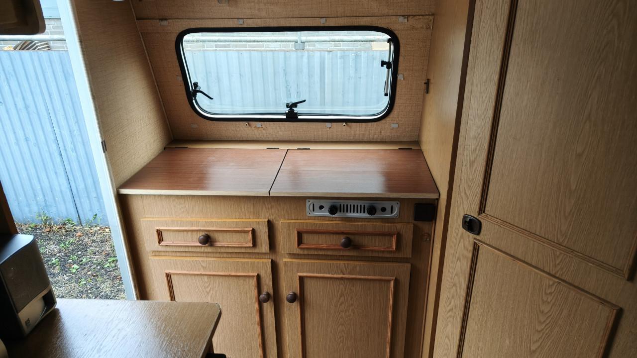 De reu 385 met kenteken Nl ,met Voortent................