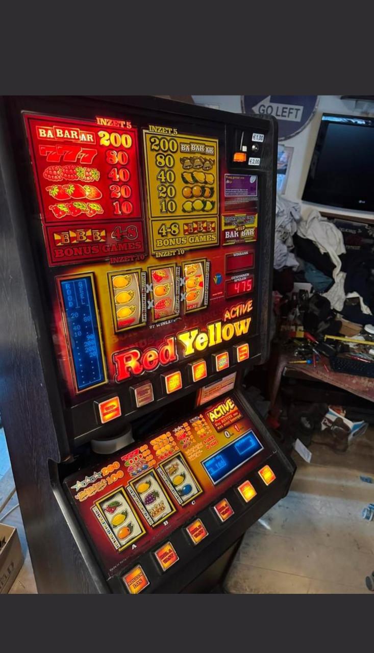 Red yellow fruitautomaat