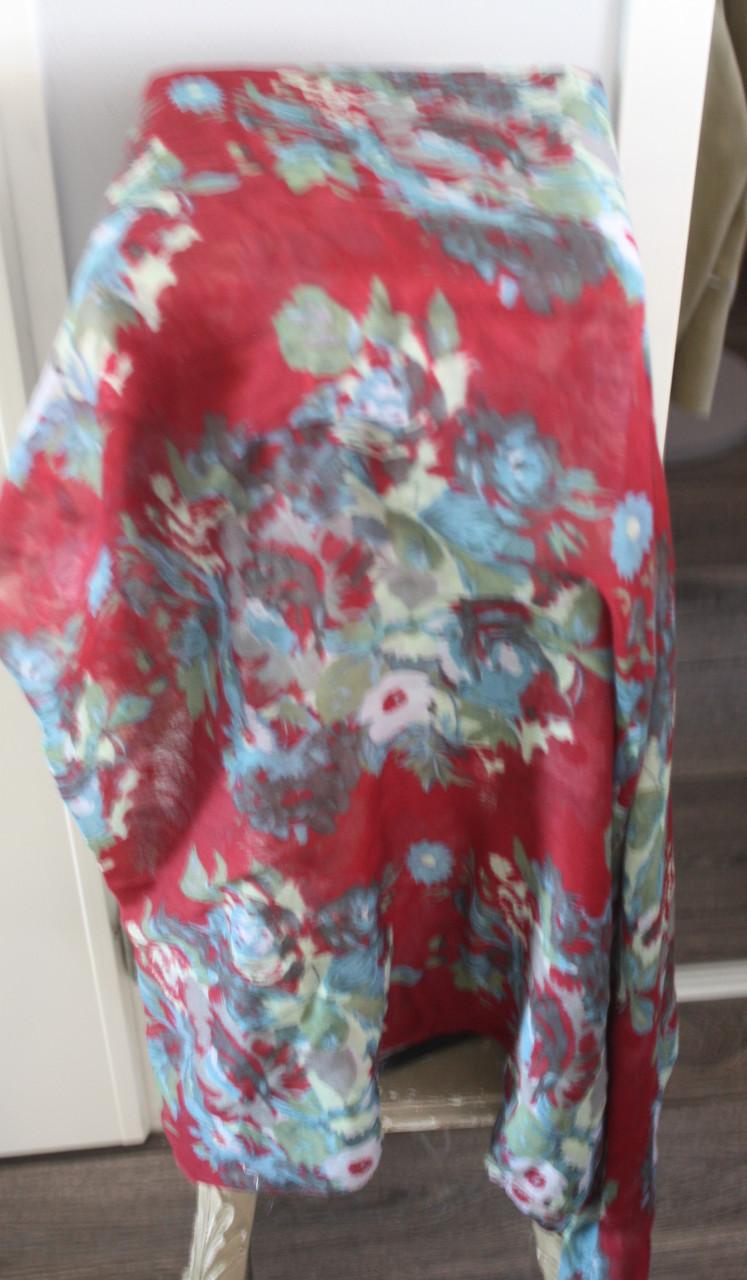 Sjaal rood met bloemen print