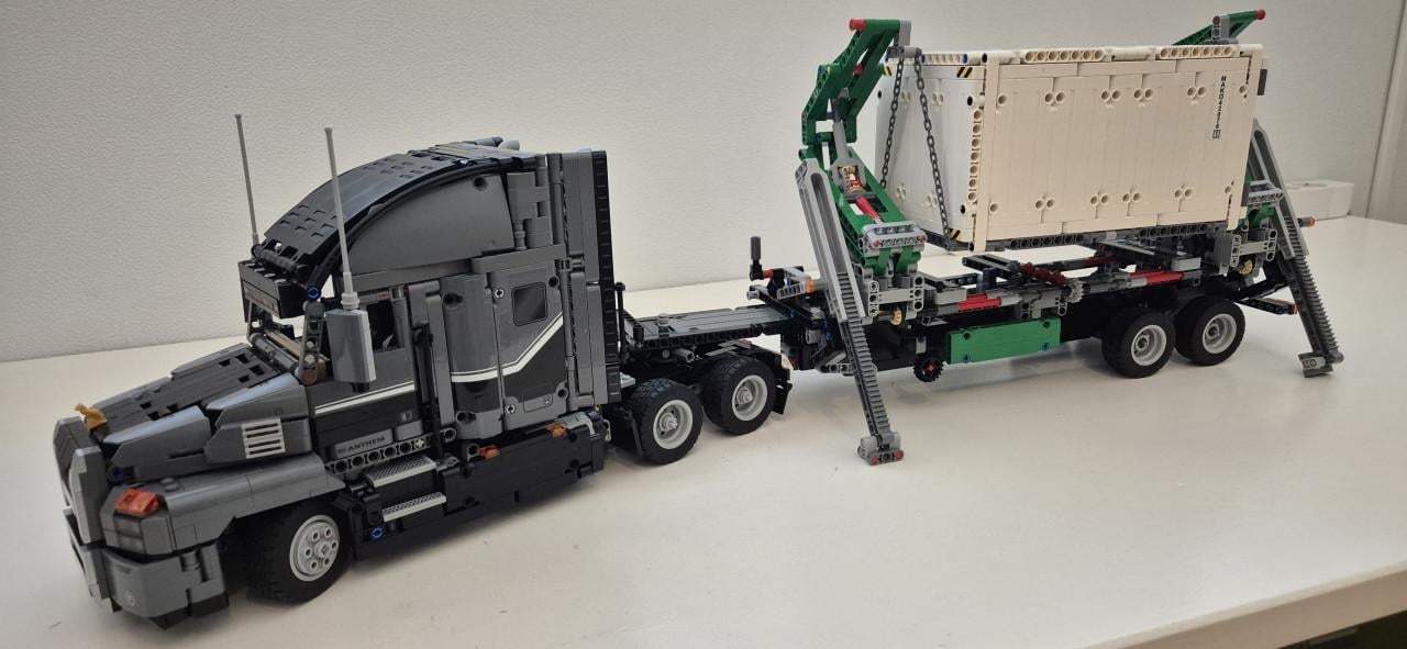Lego technic mack truck met trailer set 42078