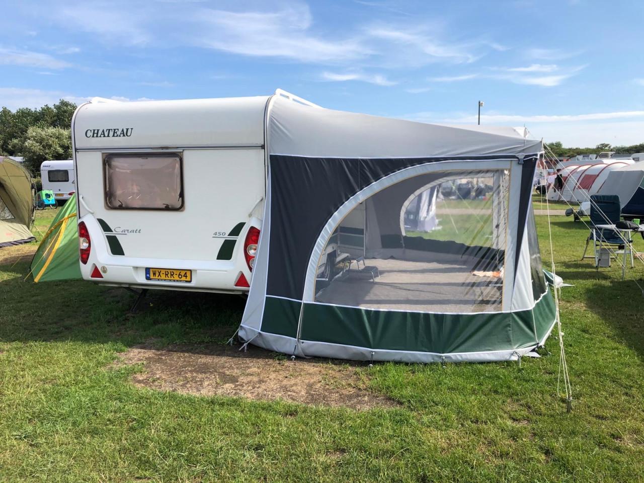 Chateau 466 Carrat  2007 met voortent, fietsenrek en mover
