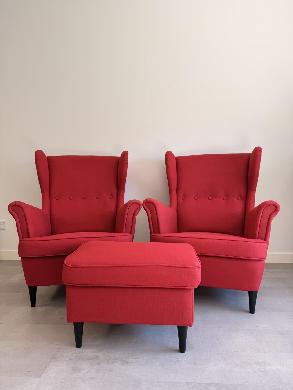 2 Rode Ikea Strandmon oorfauteuils met bijpassende voetenbank