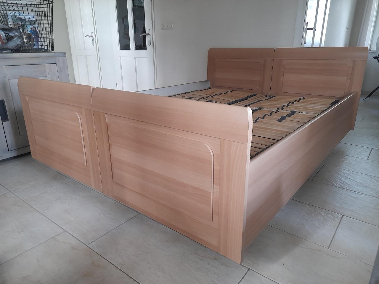 Elektrisch verstelbaar 2 persoons bed (verrijdbaar) in goede nette staat)