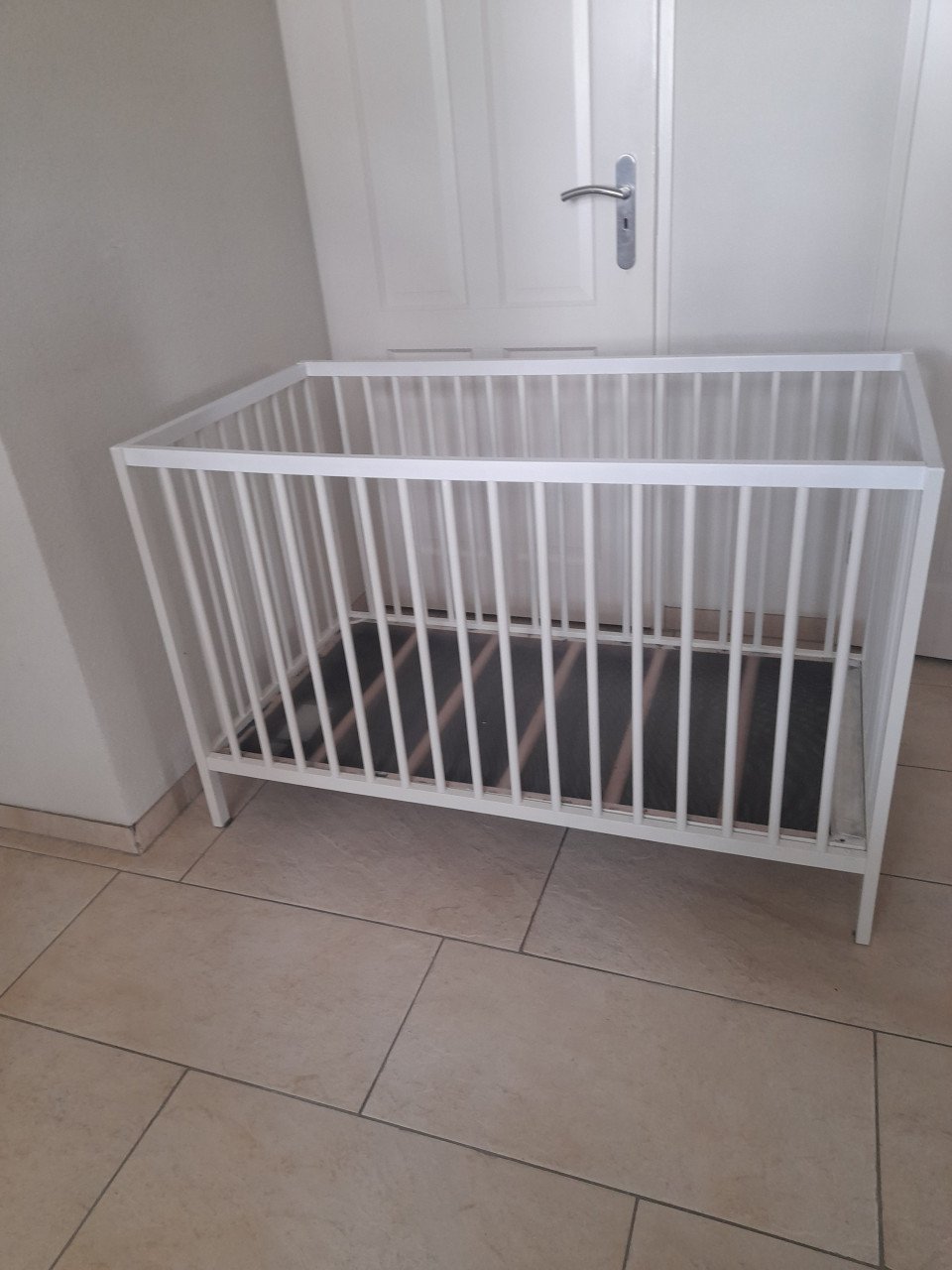 Ledikantje  ( in goede staat )   Eventueel met schoon matras