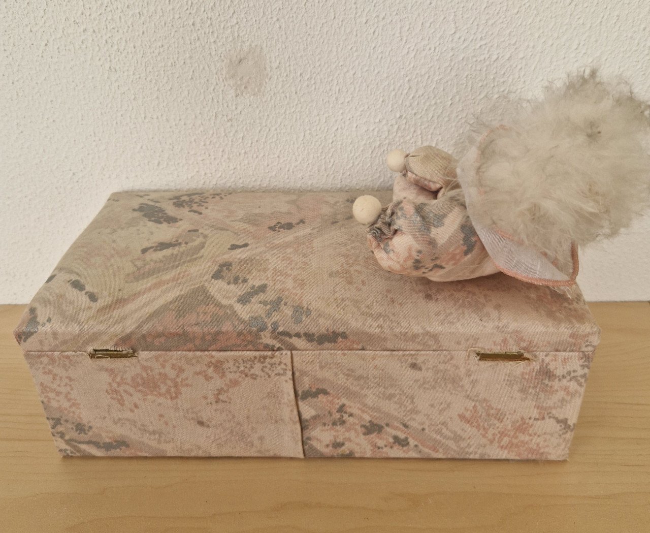 Handgemaakte gevoerde doos met clowntje, 26x14x9 cm
