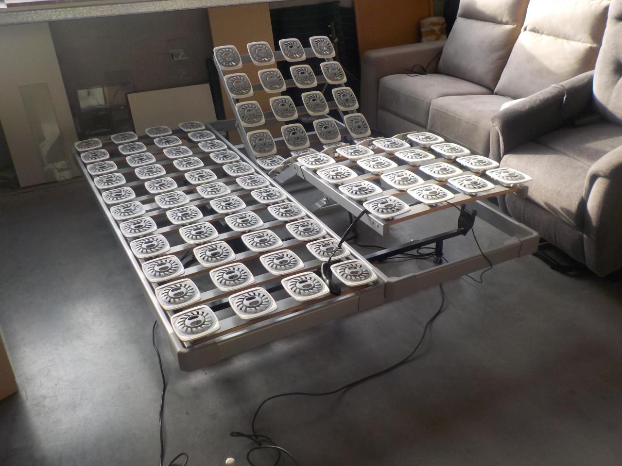 2 schottelbodems op poten waarvan 1 elektrisch in vrijwel nieuw staat