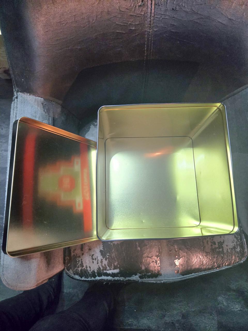 Vintage Douwe Egberts voorraadblik met een Art Deco design L24xB24xH21 cm