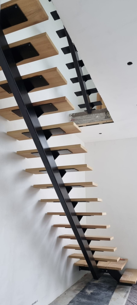 Rechte trappen op maat – stijlvol, stevig & veelzijdig!
