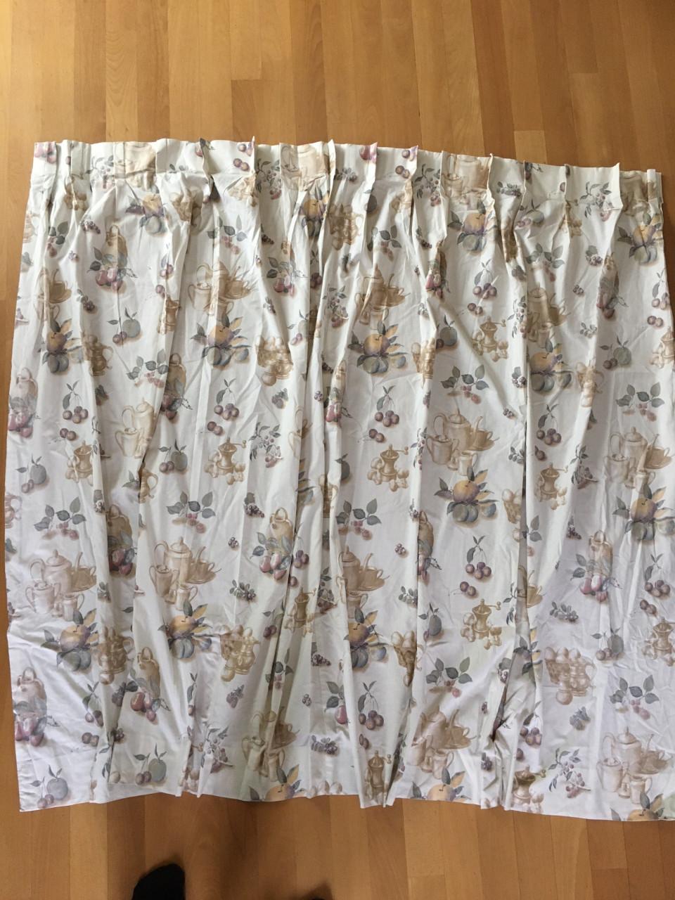 Keuken gordijnen, in prima staat! Voorzien van haken, 2 stuks voor € 20,00