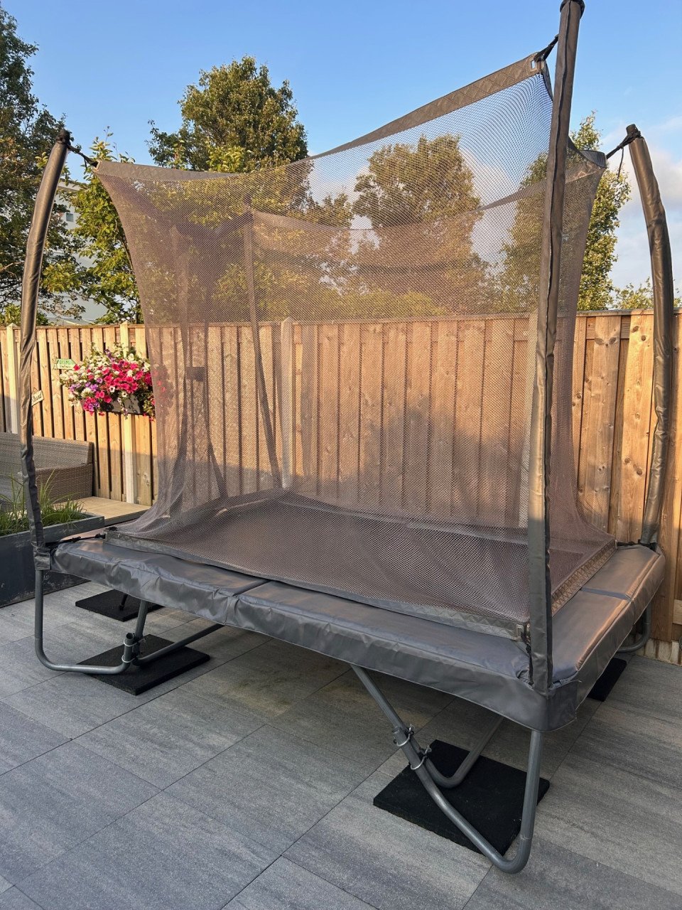 Avyna Trampoline Pro-Line 275x190 cm met net, ladder en beschermhoes.