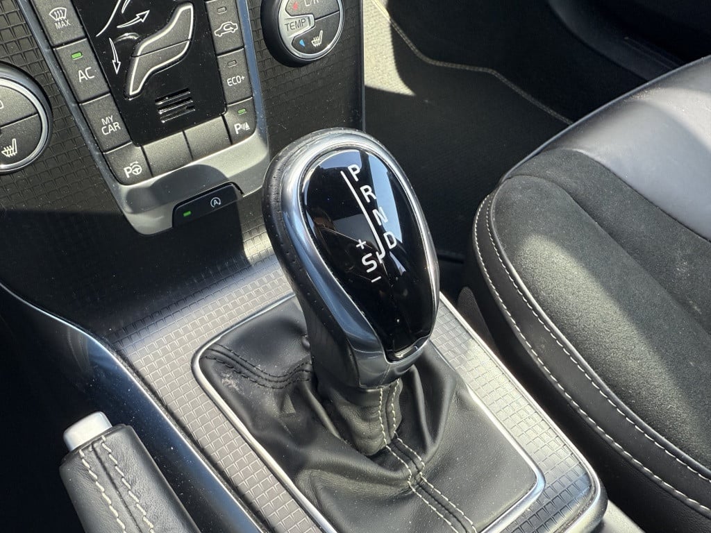 Volvo V40 t3 153pk aut6 polar+ sport| panodak| camera| h&k sound| keyless|