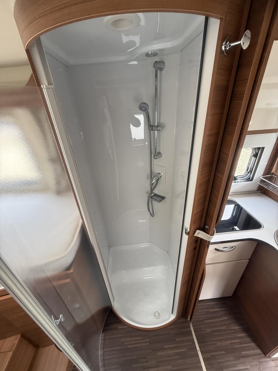 Elnagh Baron 73 ( 2x lengtebedden,heftbed,garage,zeer netjes )