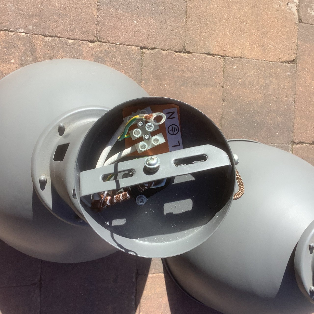 2 grote metalen lampen