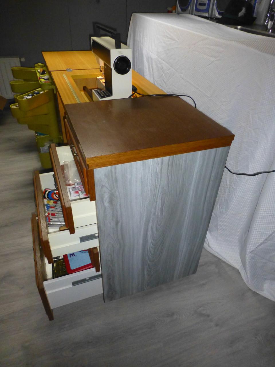 Naaimachine met meubel