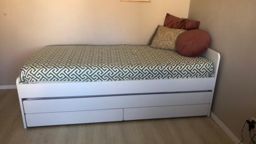 Wit bed met logeer/onderbed en lades