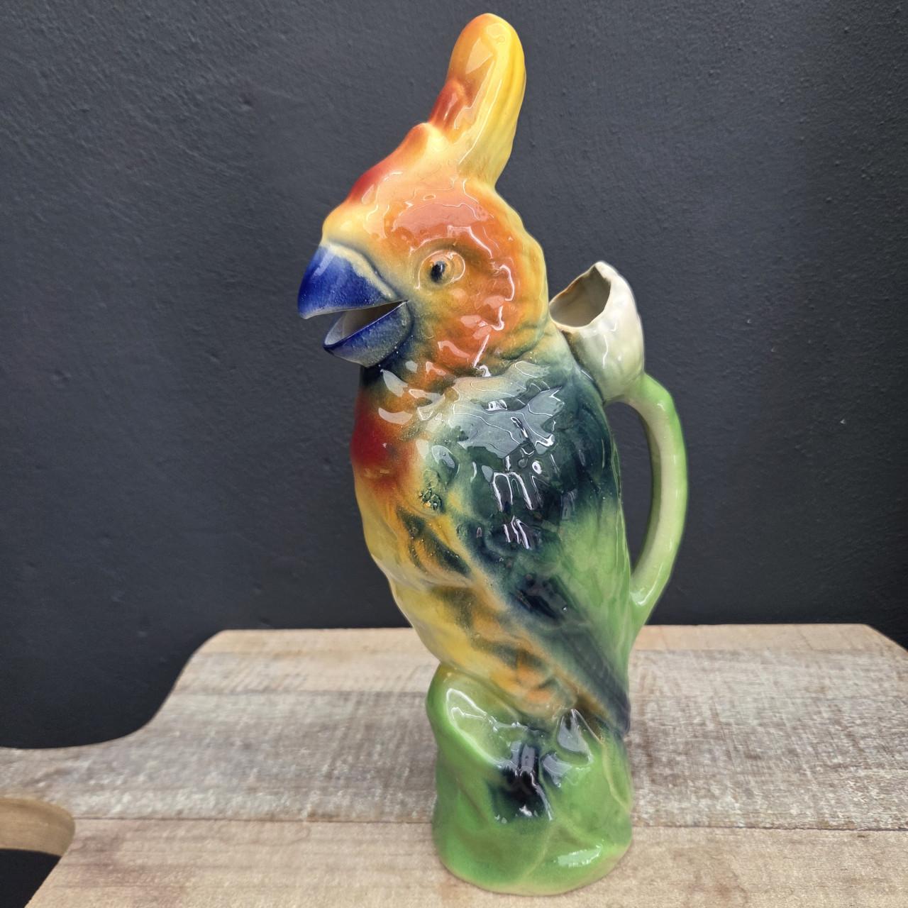 Brocante barbotine aardewerk waterkan van St Clement, papegaai
