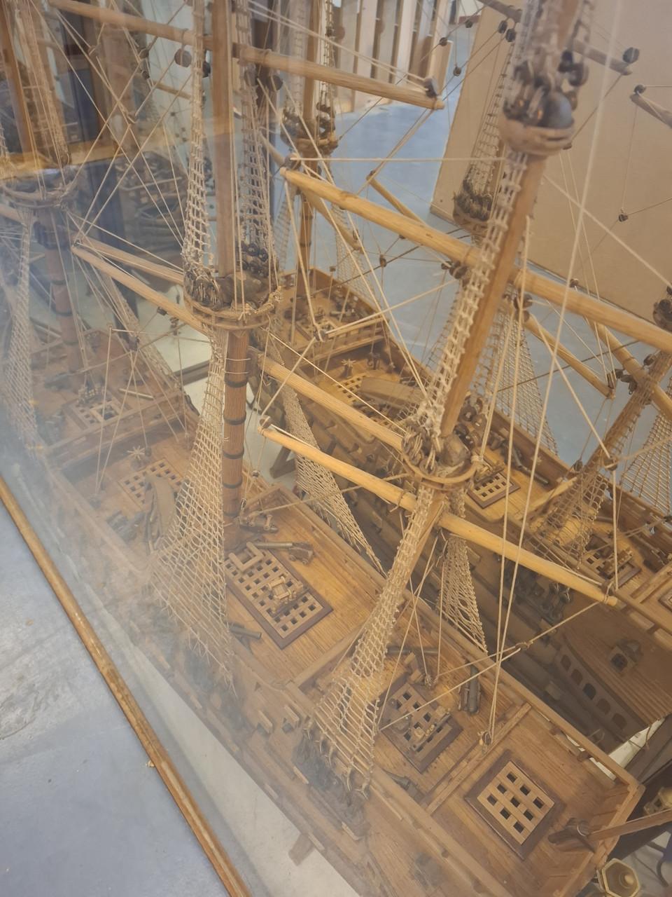 Unieke handgemaakte modelboot, spiegelschip Friesland 1665